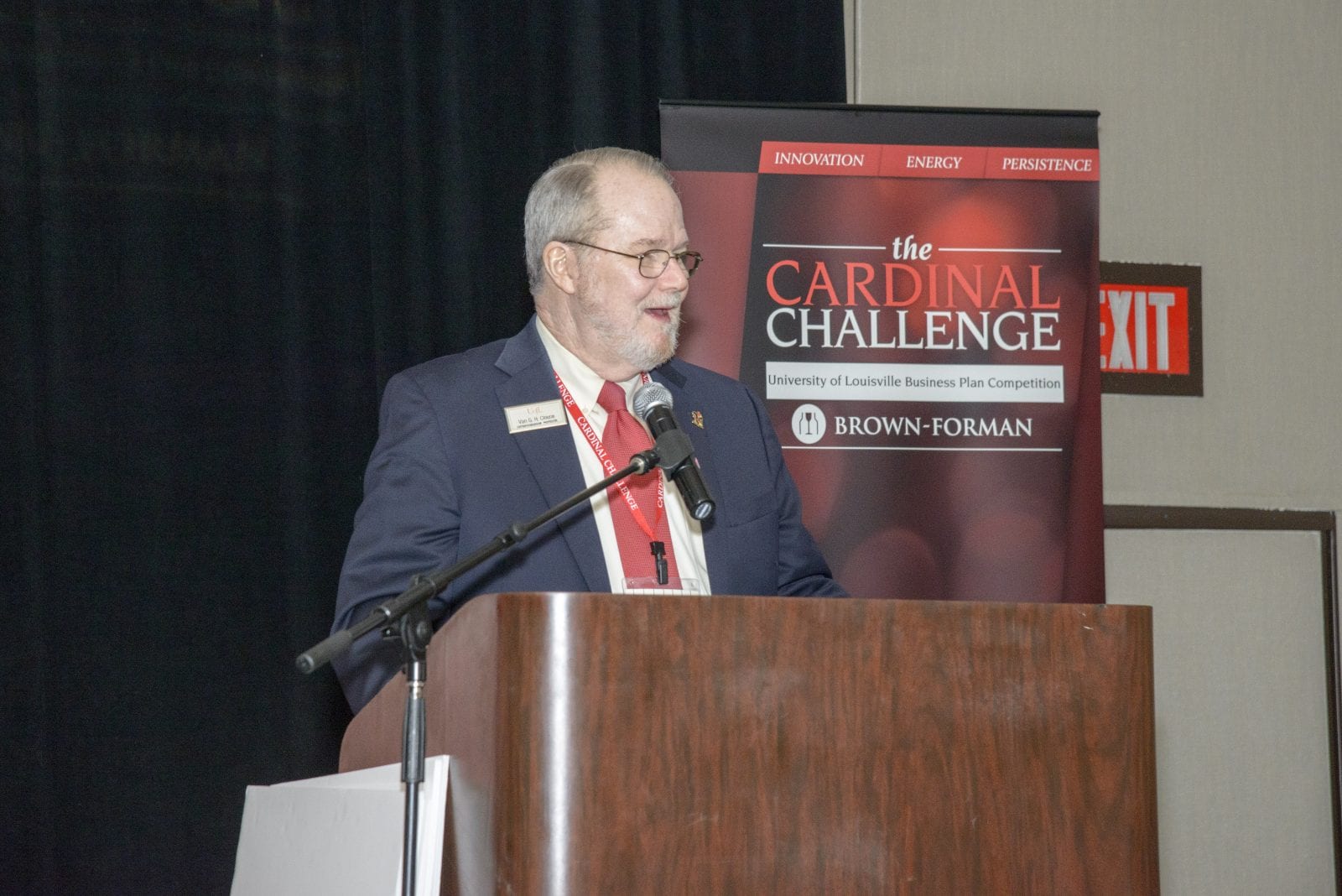Dr. Van GH Clouse hablando en el podio del Cardinal Challenge