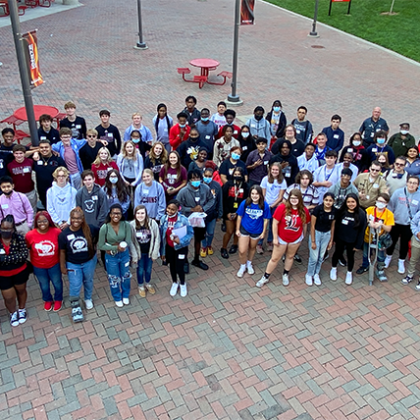 Foto de grupo de estudiantes de Cardinal Bridge Academy en el campus de UofL