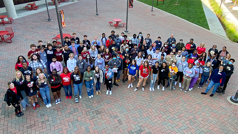 Studentengruppenfoto der Cardinal Bridge Academy auf dem UofL-Campus
