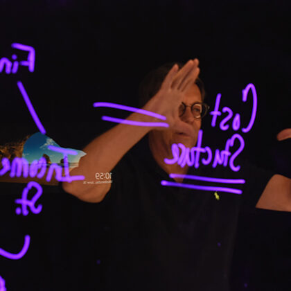 ИТ-директор Джон Мерчант демонстрирует световую доску.