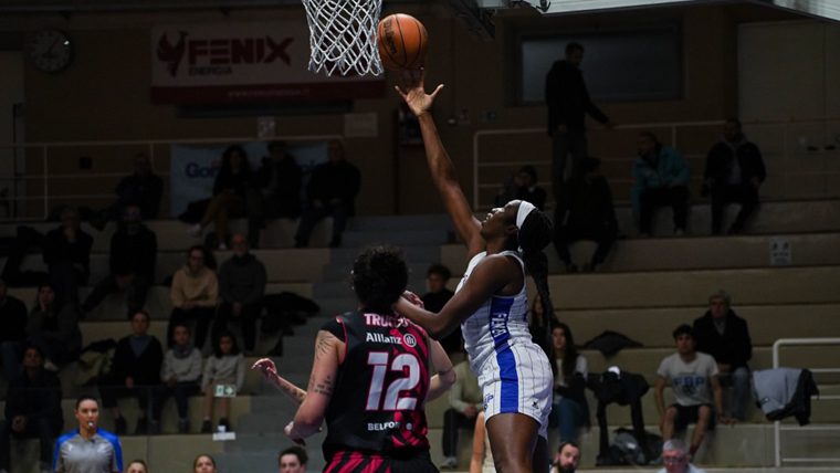 在线 MBA 学生 Liz Dixon 在篮球比赛中尝试上篮的动作镜头。
