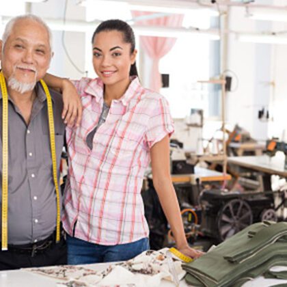 Отец и дочь на текстильной фабрике, наследие семейного бизнеса в студии.