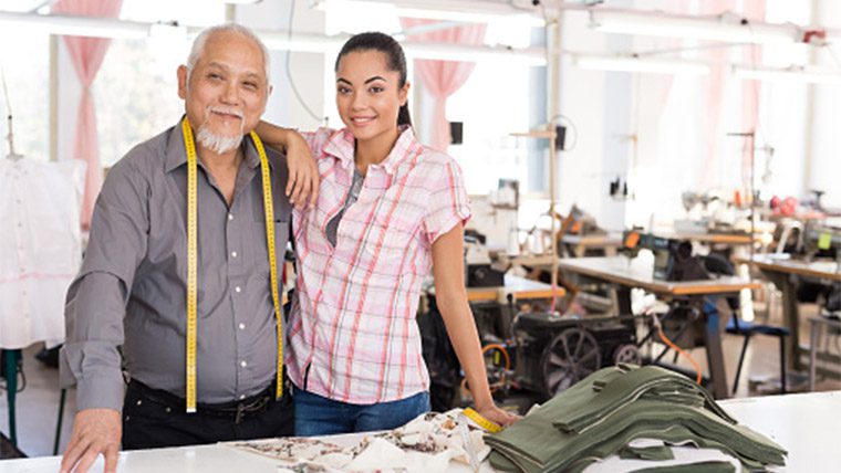 Vater und Tochter in der Textilfabrik, Erbe des Familienunternehmens im Studio.